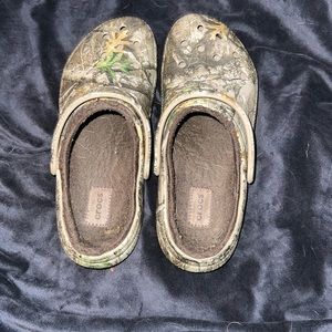 Insulated realtree crocs